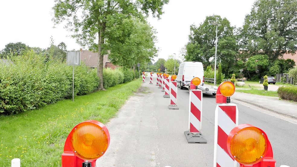 Im Begegnungsverkehr wird es eng auf der Fahrbahn. Fast die halbe Fahrbahnseite ist mit Baken abgesperrt. Foto: Wolters