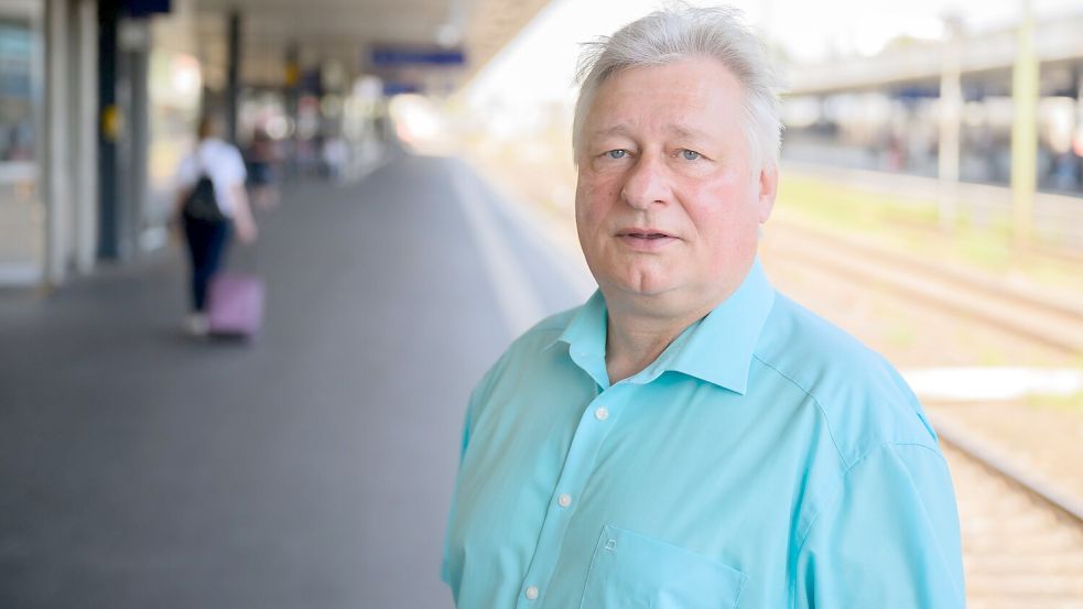 EVG-Chef Martin Burkert sorgt sich um die Personalstrategie der Deutschen Bahn. Foto: Julian Stratenschulte/dpa