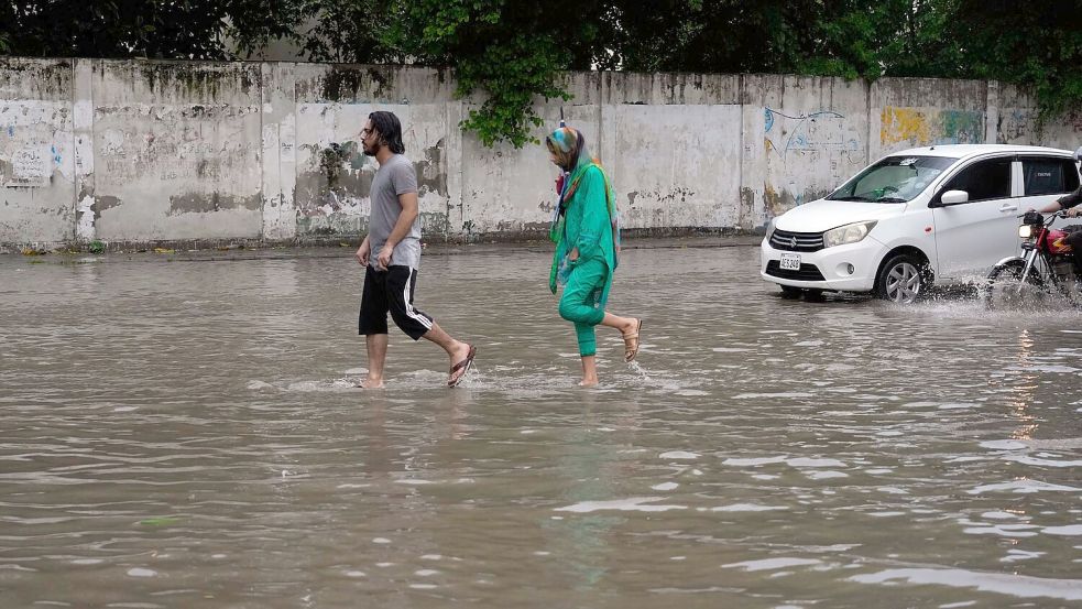 In Pakiston sind nach Monsunregenfällen bislang mehr als 200 Menschen gestorben. (Archivbild) Foto: K.M. Chaudary/AP/dpa