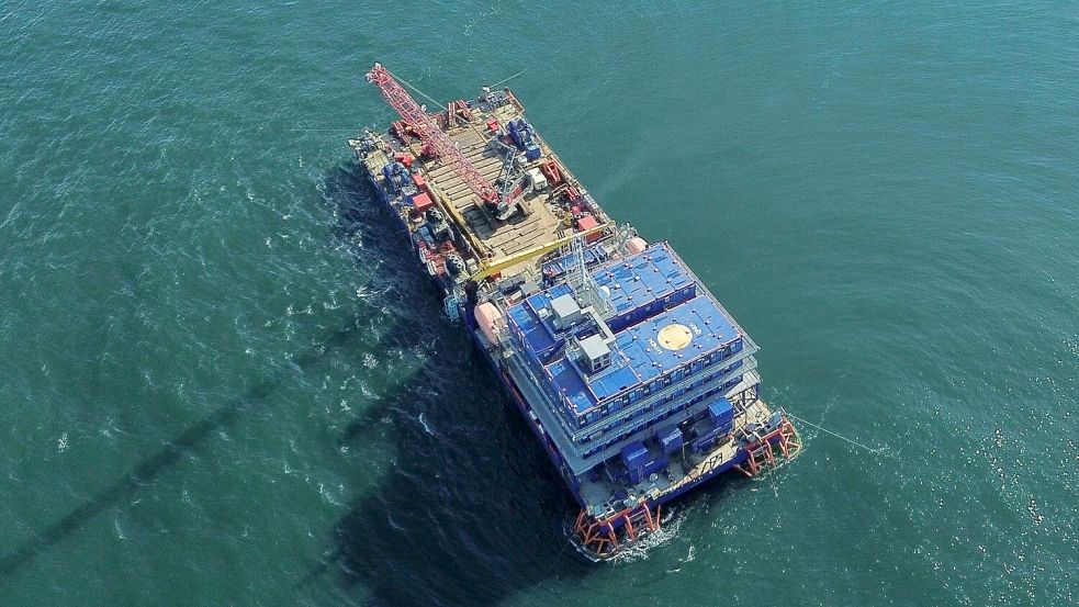 Die Barge K10031 der niederländischen Bergefirma Koole liegt direkt über dem Wrack der „Verity“. Foto: WSV/brand MARINE CONSULTANTS GmbH