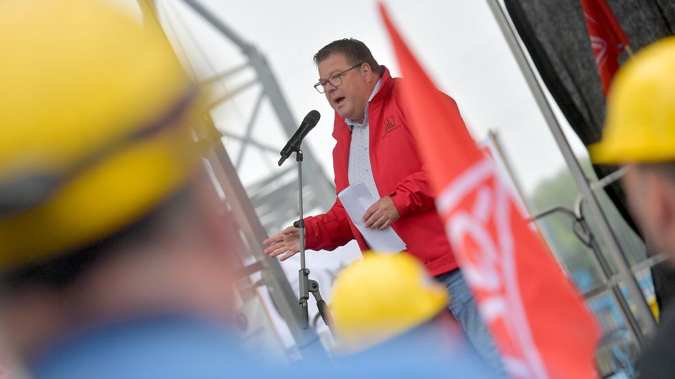 „Wir sind noch mitten in den Verhandlungen“: Thomas Gelder von der IG Metall Anfang Juni bei einer Demo auf der Meyer Werft in Papenburg. Foto: Ortgies