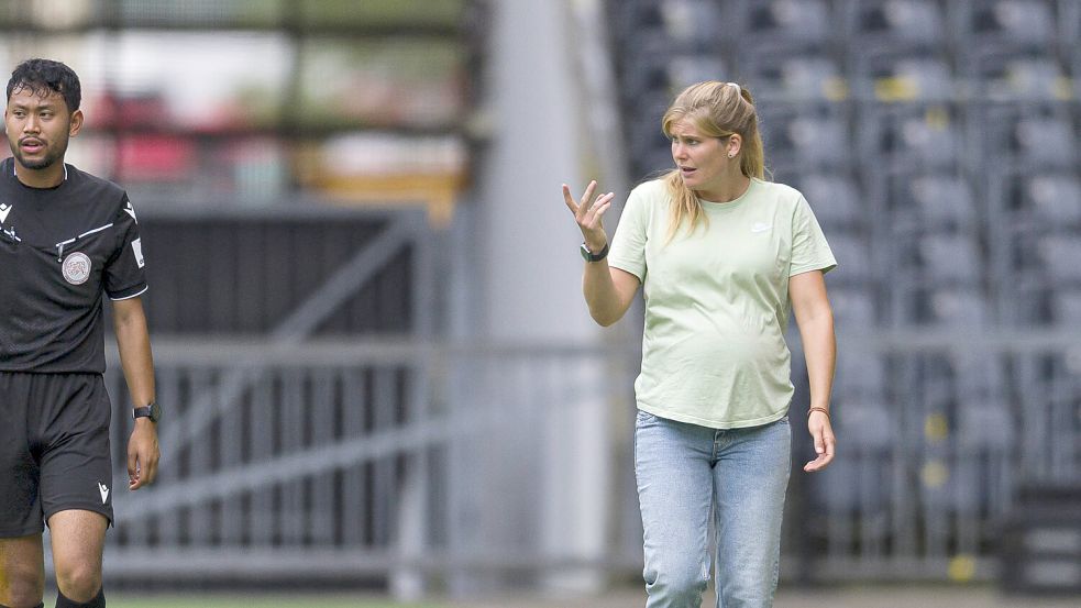 Mit Babybauch und engagiert wie immer stand Imke Wübbenhorst am Samstag beim Spiel zwischen YB Bern und dem FC St. Gallen (0:0) an der Seitenlinie. Foto: Imago