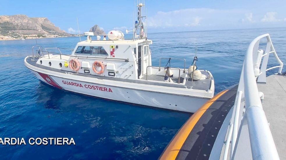 Ein Schiff der italienischen Küstenwache ist auf der Suche nach Vermissten. Foto: Guardia Costiera/dpa