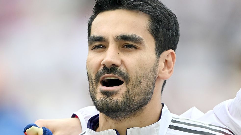 Beim EM-Aus: Die letzte Nationalhymne für Ilkay Gündogan. Foto: Federico Gambarini/dpa