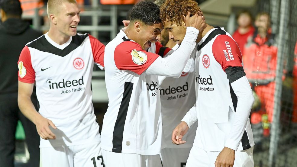 Eintracht Frankfurt jubelt über den Einzug in die zweite Runde des DFB-Pokals. Foto: Swen Pförtner/dpa