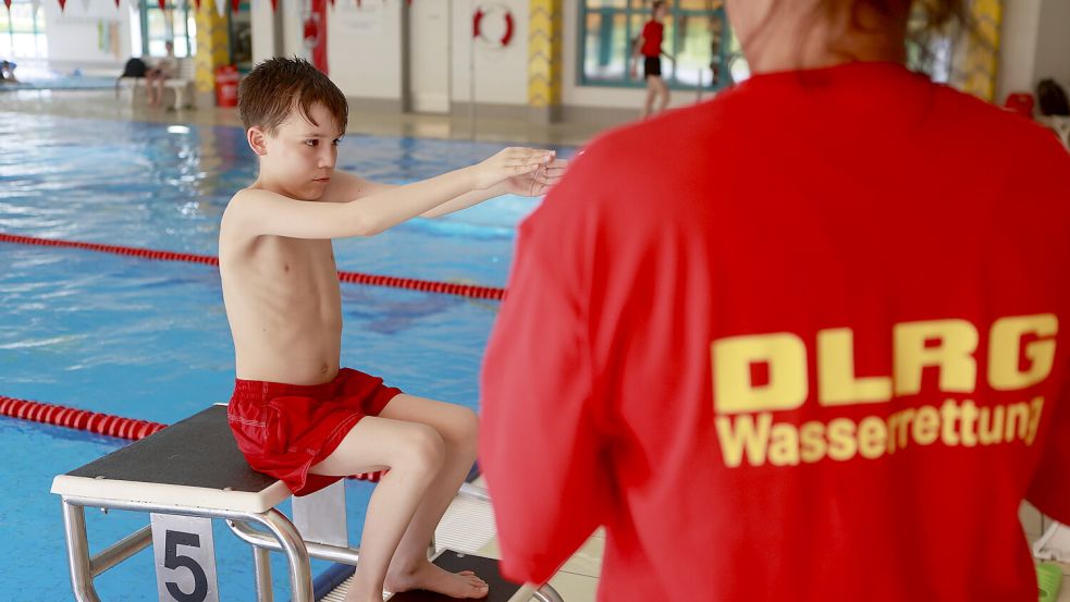 Schwimmen lernen ist für Kinder laut DLRG überlebenswichtig. Doch Plätze für Kurse sind an vielen Orten Mangelware. Foto: dpa/Matthias Bein