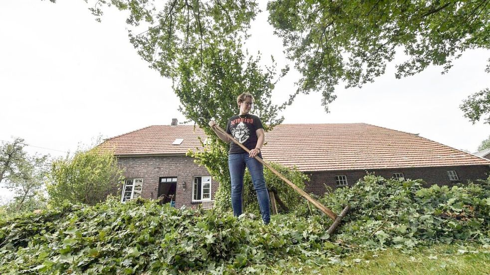 Viele Hauseigentümer mussten sich nach dem Unwetter Aufräumarbeiten widmen. Foto: Ortgies