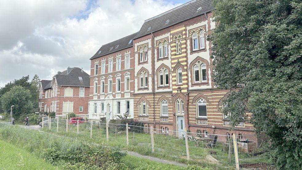 Der Bauzaun steht seit Anfang Juli um die drei historischen Häuser an der Ligariusstraße, die abgerissen werden sollen. Mehr ist bislang nicht passiert. Noch sind Bewohner drinnen. Foto: Hanssen/Archiv