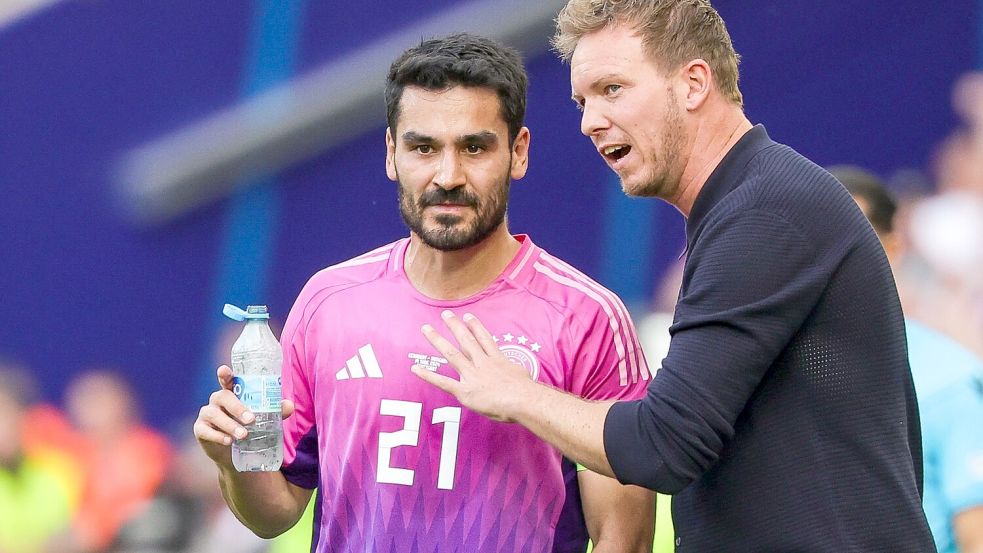 Ein Bild, das nun Vergangenheit ist: Bundestrainer Julian Nagelsmann und Kapitän Ilkay Gündogan im Gespräch am Spielfeldrand. Foto: Christian Charisius/dpa