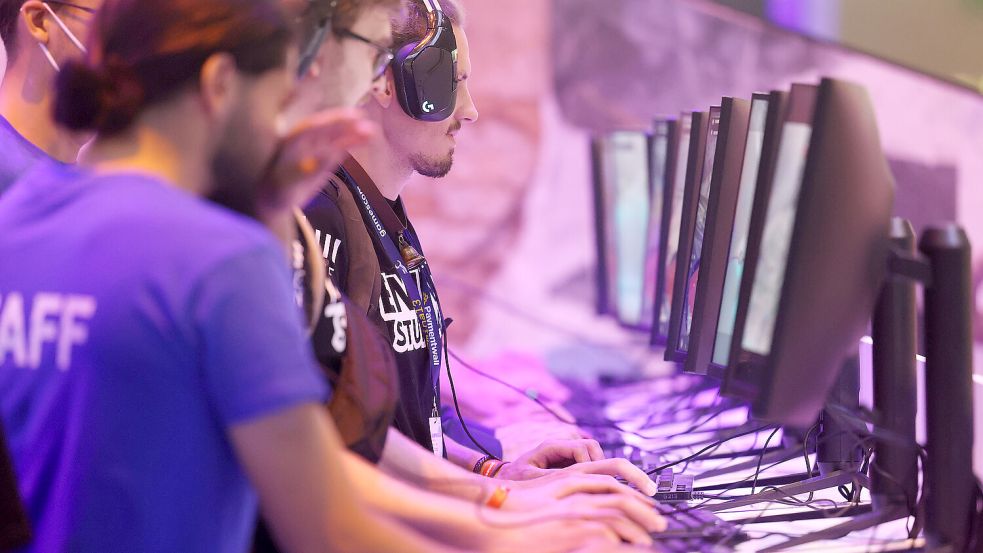 Messebesucher testen ein Computerspiel bei der Gamescom 2022. Am Mittwoch beginnt die diesjährige Auflage der weltgrößten Videospielmesse in Köln. Foto: Berg/DPA