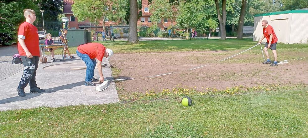 Beim Ballwurf zählt jeder Zentimeter. Die Sportabzeichen-Prüfer messen genau nach. Foto: Czempiel