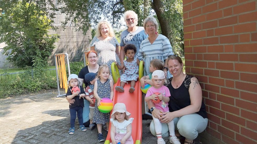 Zur Übergabe des Spielzeugs trafen sich (von links) Jennifer Geiken (Spielkreis), Andrea Risius (CDU), Heinz Gosciniak und Theda Geiken von der Siedlergemeinschaft sowie Jessica de Vries (Spielkreis). Foto: privat