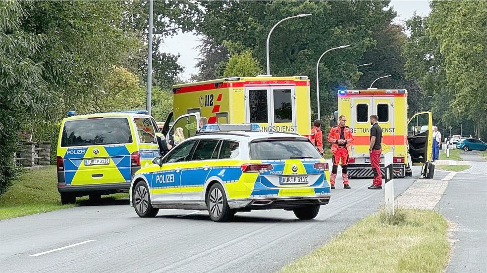 Polizei und Rettungsdienst waren im Einsatz. Die Ekelser Straße wurde voll gesperrt. Foto: Holger Janssen