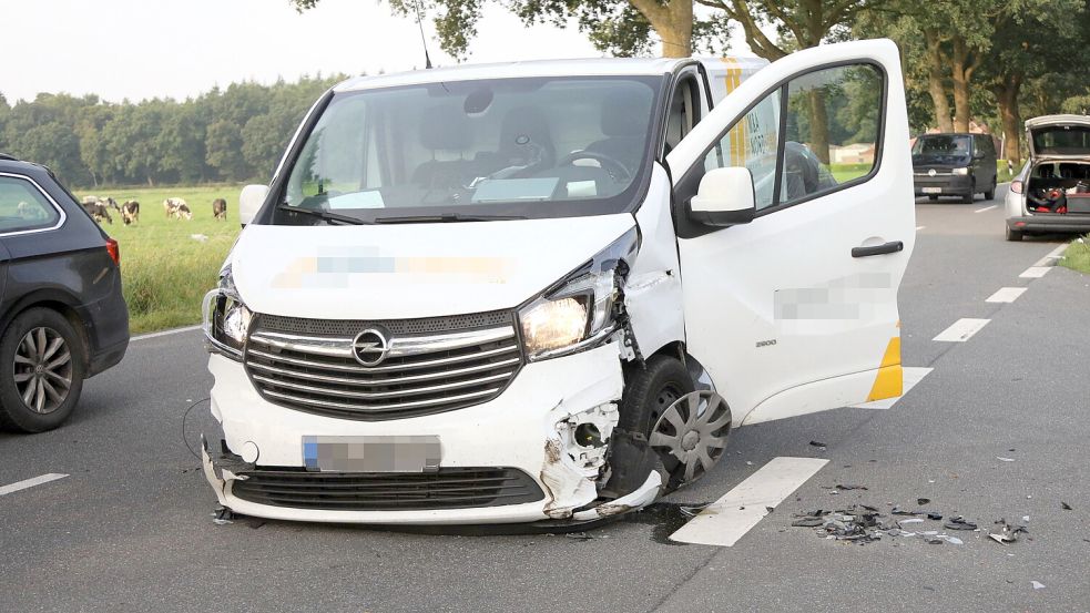 Dieser Transporter wurde bei dem Unfall in Brockzetel beschädigt. Foto: Romuald Banik