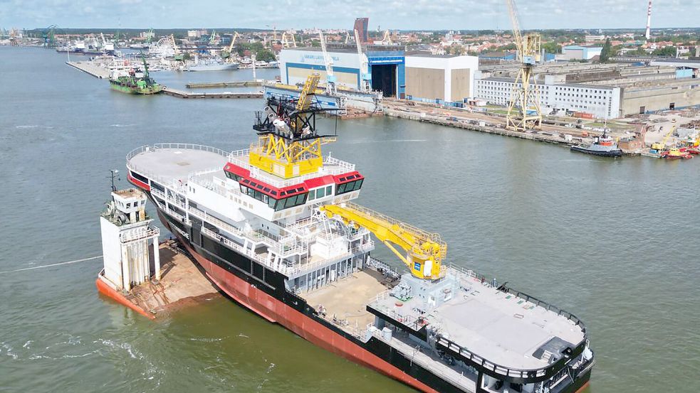 Langsam geht es mit dem Heck voran ins Wasser. Foto: Wasserstraßen- und Schifffahrtsverwaltung des Bundes, WSV.de