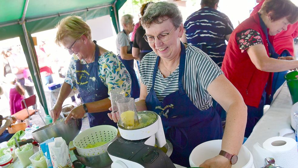 Die Landfrauen waren auch auf dem beliebten Genussmarkt in Campen dabei. Zur Abwechslung gab es selbstgemachte Kartoffelpuffer. Foto: Wagenaar