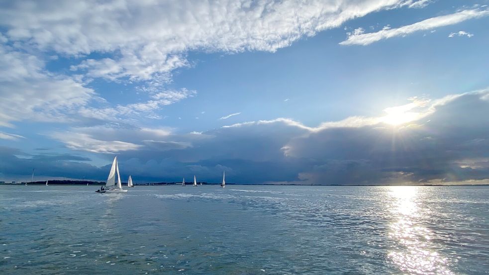 Fürs Segeln im Wattenmeer – hier in der Außenjade – gelten detaillierte Regeln. Foto: Hanz