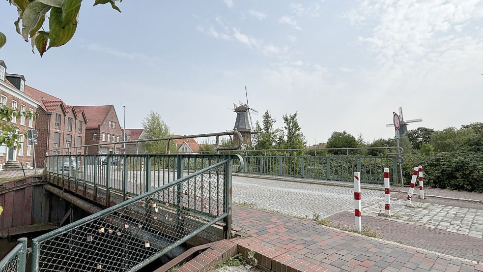 Die Brücke an der Brückstraße ist für den Autoverkehr schon seit Jahren gesperrt. Damit fehlt eine wichtige Ost-West-Querung in der Innenstadt. Autofahrer müssen einen Umweg ums Norder Tor herum fahren, um auf die andere Seite der Brücke zu kommen. Foto: Rebecca Kresse