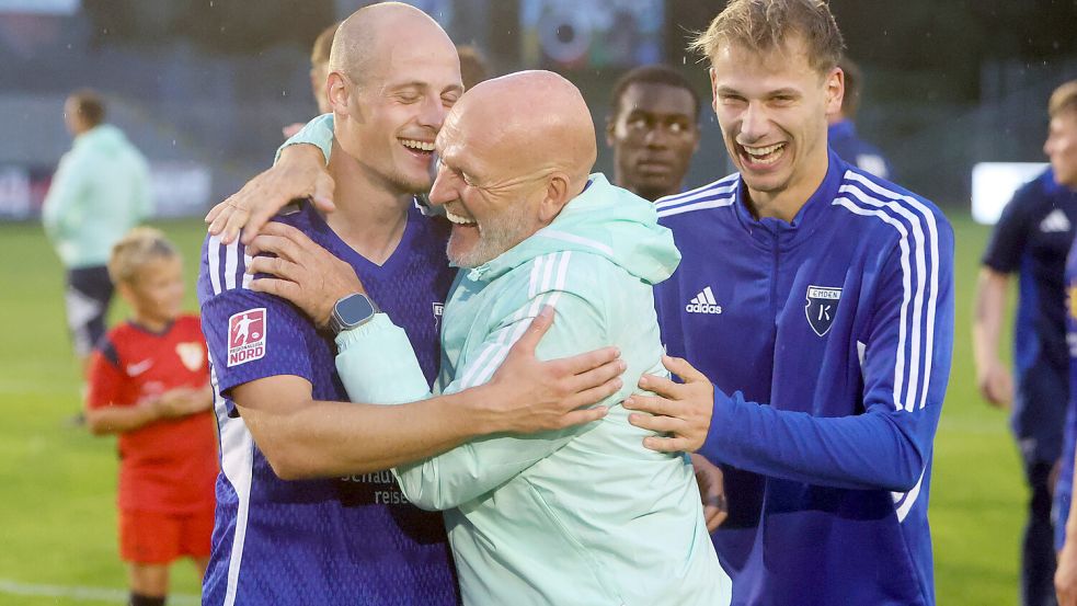 Die Freude nach dem Spiel war ausgelassen bei Trainer Stefan Emmerling und seinen Spielern Tim Dietrich (links) und David Schiller. Fotos: Doden, Emden