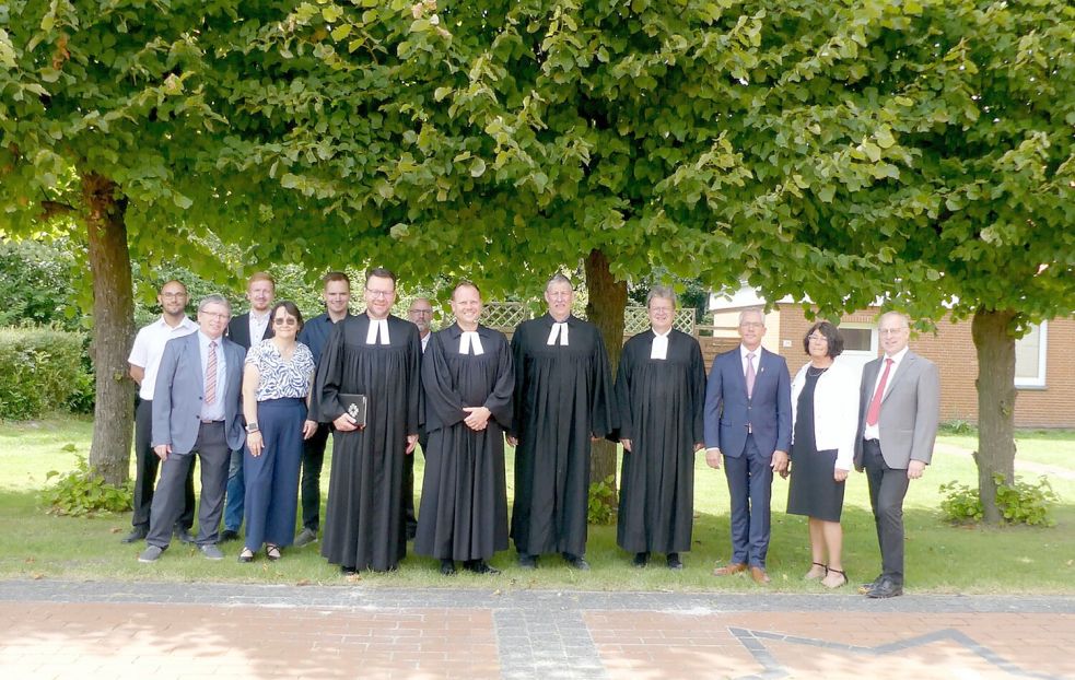 Superintendent Christian Neumann (im Talar, von links), Pastor Simon Schupetta, Pastor Carsten Greite (Vakanzvertreter) und Pastor Martin Pogorzelski (stellvertretender Superintendent des Kirchenkreises Lüdenscheid-Plettenberg) stellten sich mit Gemeindegliedern aus Berumerfehn dem Fotografen. Foto: privat