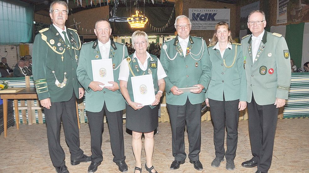 Das Foto zeigt (von links) den 2. Vizepräsidenten des Ostfriesischen Schützenbundes, Hans-Georg Stulken, die Neermoorer Schützen Peter Schoon, Monika Müller und Wilhelm Kleemeyer, Ute Müller (Vorsitzende des Schützenvereins Neermoor) und Präsident Detlef Temmen. Foto: Wolters