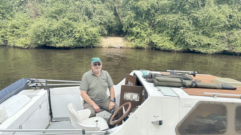 Frank Radke, Vorsitzender der Jägerschaft Emden, fährt mit dem Boot raus, um weiterhin nach verendeten Tieren zu suchen. Foto: Groenendaal