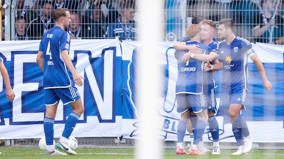 Tobias Steffen (Zweiter von rechts) traf gegen Werder einmal traumhaft und einmal sehenswert. Foto: Doden/Emden