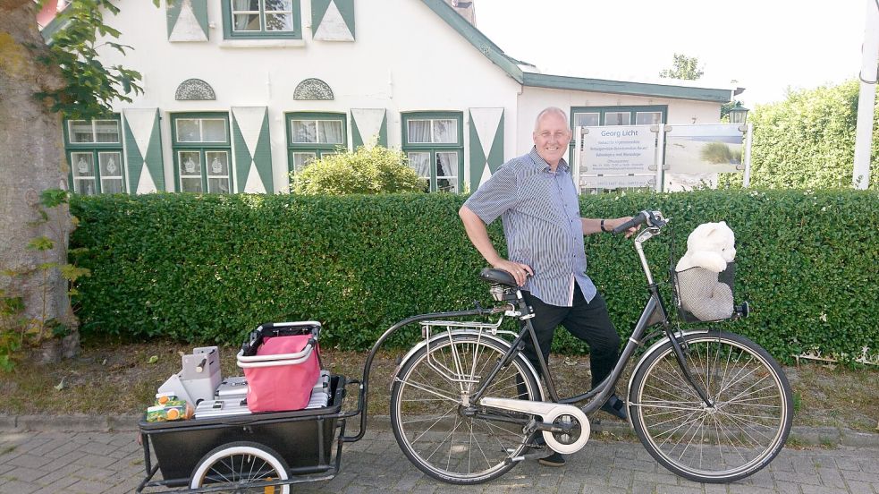 Georg Licht fährt mit dem Rad auf Hausbesuch oder zu seinen Einsätzen als Notarzt. Am Festland wäre dies vermutlich undenkbar, auf einer autofreien Insel wie Langeoog aber ist es Arbeitsalltag. Foto: privat