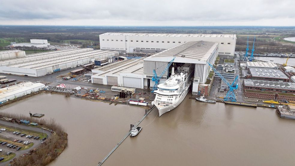 Bei der kriselnden Meyer Werft scheint eine Lösung in Sicht - Bundeskanzler Scholz will zu den Beschäftigten sprechen. (Archivfoto) Foto: Lars Penning/dpa