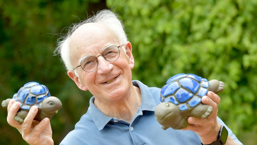 Bloß keine Hektik: Hans-Joachim Hoffmann zeigt als Symbol für Geduld und Beständigkeit zwei Schildkröten aus seinem Vorgarten. Foto: Ortgies