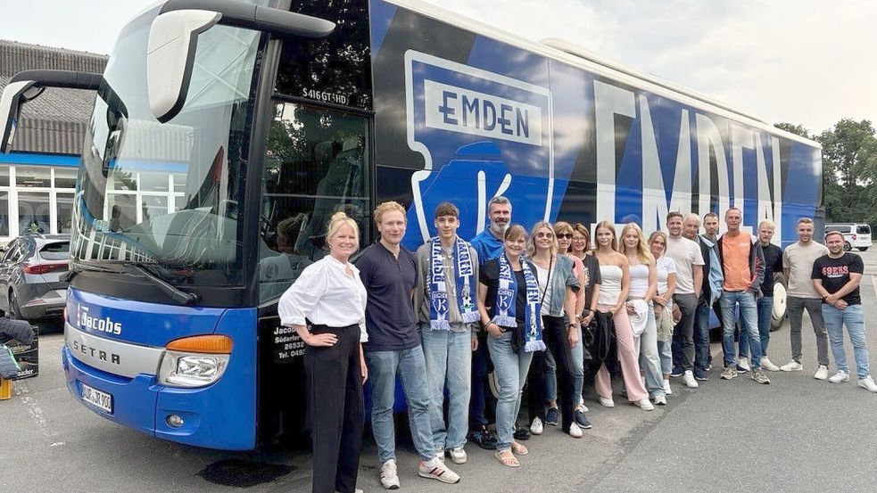 Einige Verlagsmitarbeiter nutzten am Dienstagabend das Angebot und fuhren von Logabirum aus im Emder Bus zum Kickers-Heimspiel gegen Werder Bremen II. Foto: Reckermann