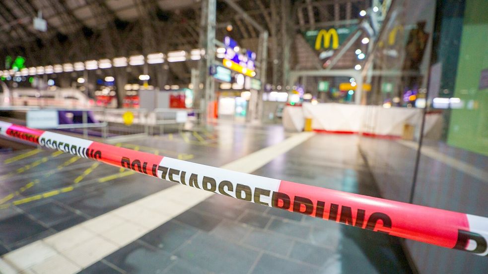 Der Hauptbahnhof war für Züge und Passagiere wegen des Polizeieinsatzes am Dienstagabend den Angaben nach für etwa 25 Minuten gesperrt. Foto: Andreas Arnold/dpa