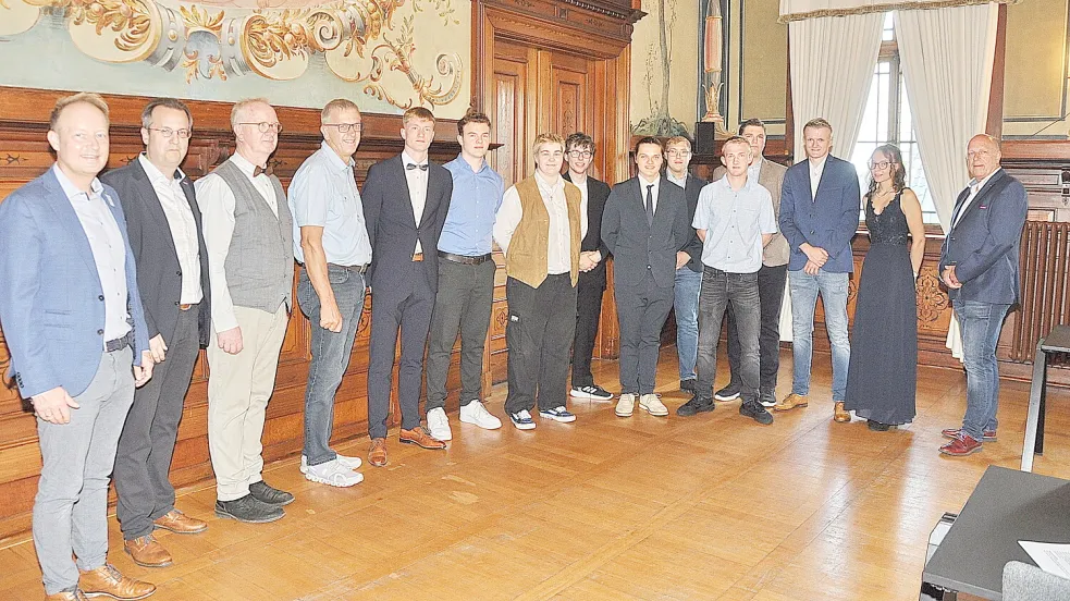Im Beisein von Gästen sprach Obermeister Wilhelm Eden (rechts) die Tischlerinnen und Tischler frei. Foto: Wolters