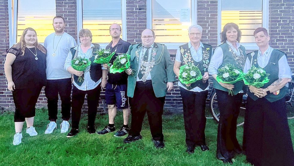 Den Wirdumer Schützenthron bilden (von rechts): Hilke Hoff, Silvia Backer, Jurine Hoffmann, Holger Hinrichs, Sascha Hoff, Andrea Trapp-Körner, Alexander Trapp und Kerstin Körner. Foto: privat