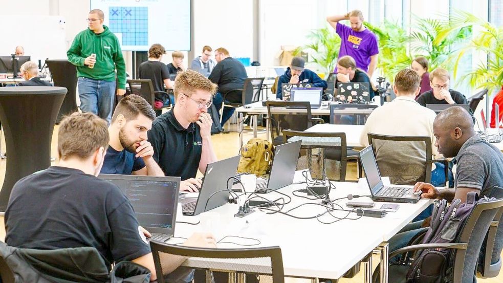 Der Hackathon bietet nicht nur die Möglichkeit zur intensiven Zusammenarbeit, sondern ist auch eine hervorragende Gelegenheit, um sich mit anderen Mitgliedern des Software-Netzwerkes Leer auszutauschen. Foto: Jürgen Bambrowicz