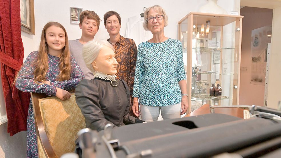 Hannah, Ole, Kerstin und Heide Petretto zu Besuch in der Manningaburg in Pewsum. Die Puppe am Schreibtisch stellt ihre Vorfahrin, Hermine Heusler-Edenhuizen, dar. Foto: Ortgies