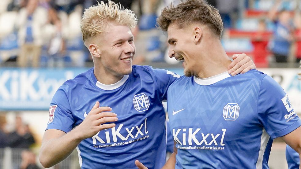 Die Ostfriesen Luca Prasse (links) und Marek Janssen (Mitte) trafen jeweils beim 5:0-Sieg des SV Meppen gegen den Bremer SV. Foto: Imago