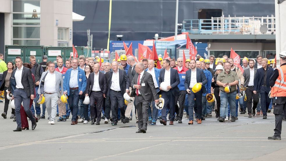 Rund 17.000 Jobs hängen direkt oder indirekt von der Werft ab. Foto: Markus Hibbeler/dpa