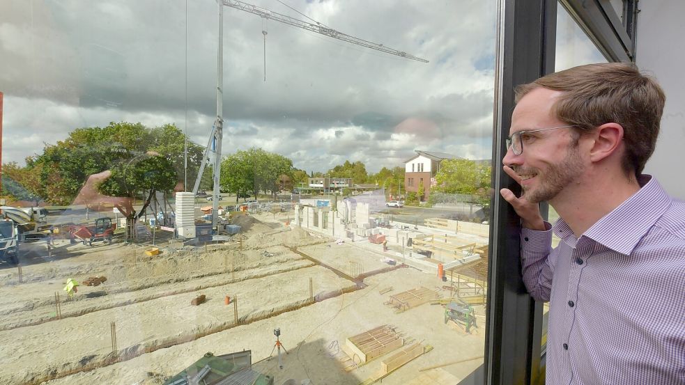 Genau wie seine Mitarbeiter beobachtet Bürgermeister Hendrik Schulz täglich, wie die Bauarbeiten am neuen Rathaus vorangehen. Foto: Ortgies