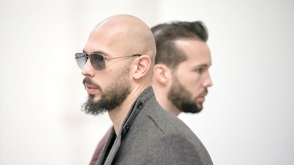 Influencer Andrew Tate (l.) steht in Rumänien erneut unter Hausarrest, sein Bruder Tristan bleibt unter Auflagen auf freiem Fuß (Archiv). Foto: Vadim Ghirda/AP/dpa