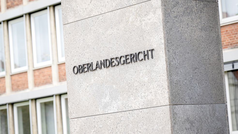 Das Oberlandesgericht Oldenburg hat die Revision des Verursachers des schweren Unfalls auf der B 210 Jever mit drei Toten als unbegründet verworfen. Foto: Sina Schuldt/dpa