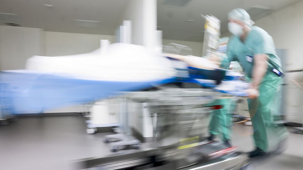 Ein Patient wird in den OP-Saal gebracht. Symbolfoto: Frank Molter/dpa