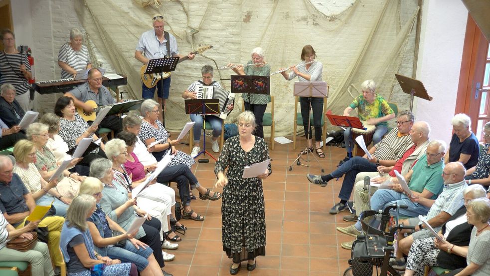 Chorleiterin Irina Ignatov (Mitte) hatte die Sängerinnen und Sänger fest im Griff. Foto: privat