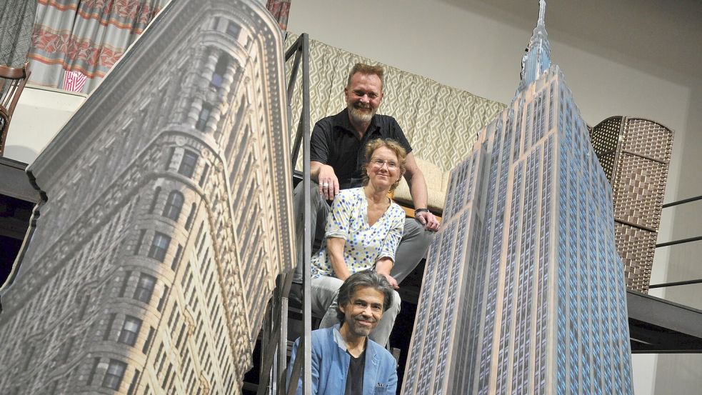 Intendant Olaf Strieb (Regie, von oben), Cornelia Brey (Bühnen- und Kostümbild) und Dr. Marcel Krohn (Dramaturgie) im Bühnenbild des Musicals Tootsie, das verschiedene Hochhäuser New Yorks zeigt. Foto: Ullrich