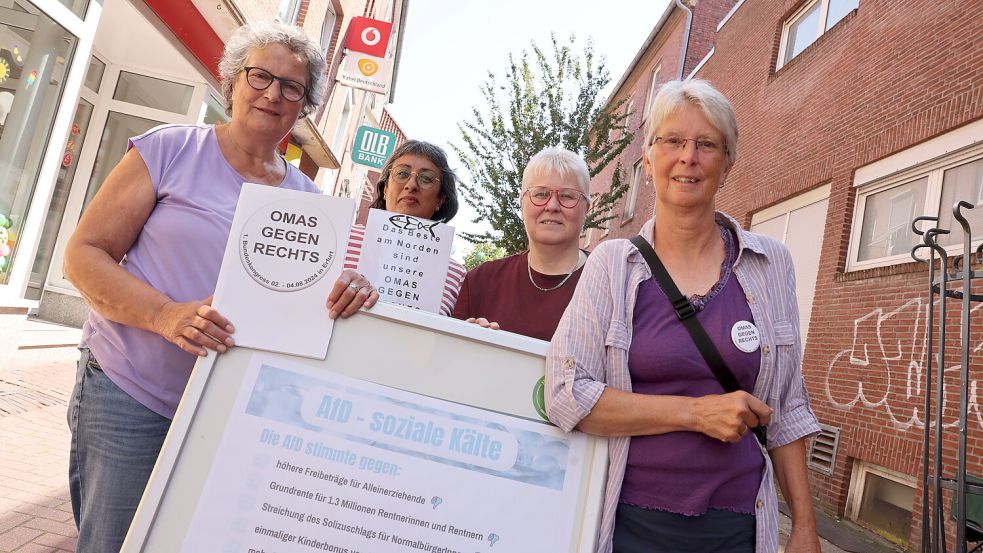 Hilde Pitters (von links), Gabriela Ochoa-Frenz, Anne-Dorothee Wiegers und Roswita Mandel gehören zu den ostfriesischen „Omas gegen Rechts“. Foto: Hock