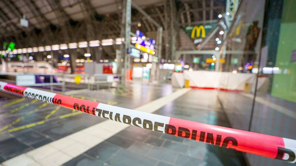 Der Hauptbahnhof war wegen des Polizeieinsatzes am Dienstagabend für etwa 25 Minuten gesperrt. Foto: Andreas Arnold/dpa