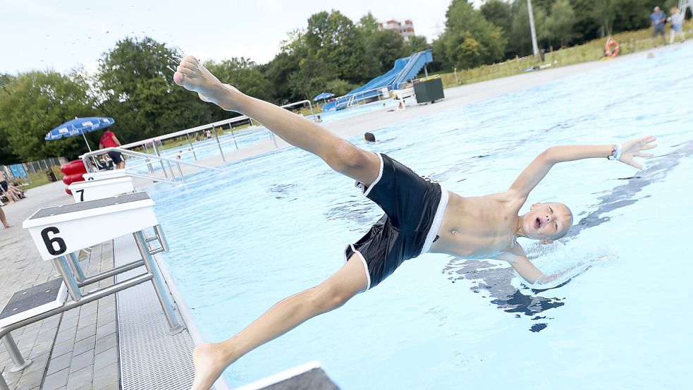 Ab ins kühle Nass: Beim Flutlicht-Schwimmen am Samstag geht der Badespaß sogar bis 23 Uhr. Foto: J. Doden/Archiv