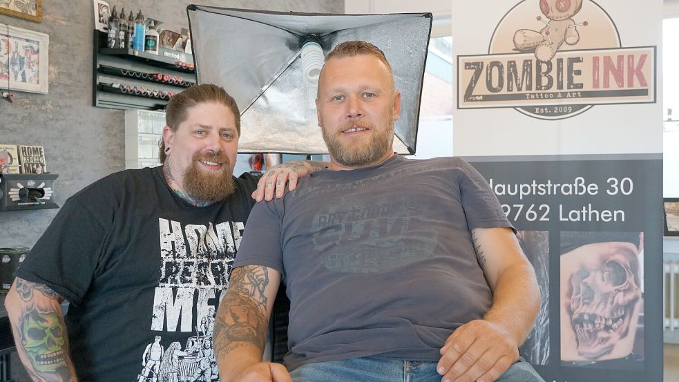 Tätowierer Gérard Schürmanns (links) und Extremsportler Christian Jüdick haben sich zusammengetan, um bei einer gemeinsamen Aktion Spenden für die Elterninitiative Kinderkrebs aus dem Emsland zu sammeln. Foto: Schepers