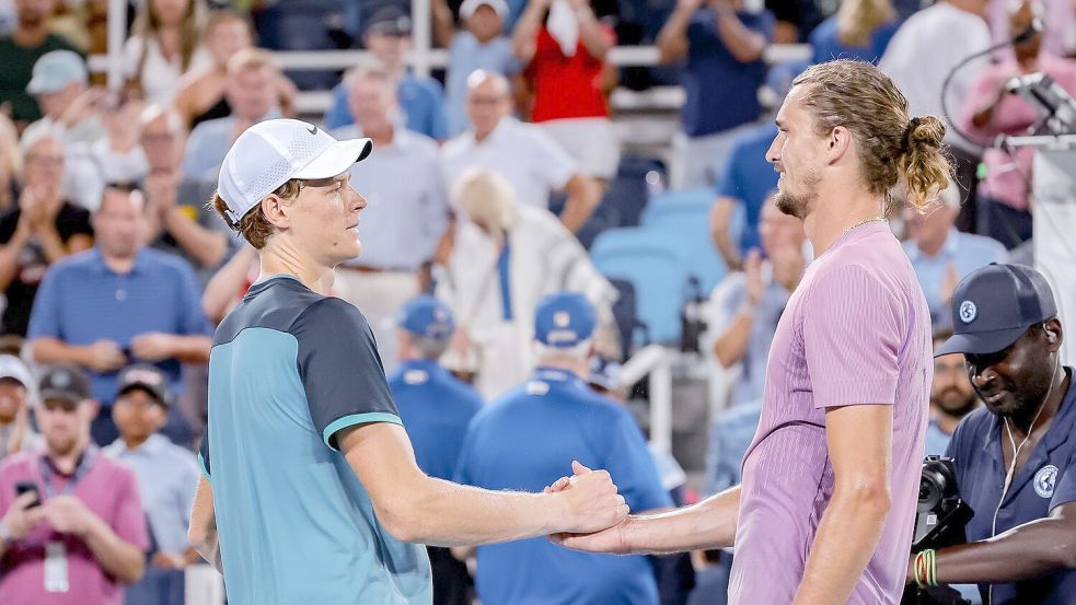 Alexander Zverev (r) spricht erstmals über die positiven Dopingtests von Jannik Sinner. Zuletzt musste der Deutsche sich seinem Kontrahenten im Halbfinale von Cincinnati geschlagen geben. Foto: Scott Stuart/ZUMA Press Wire/dpa