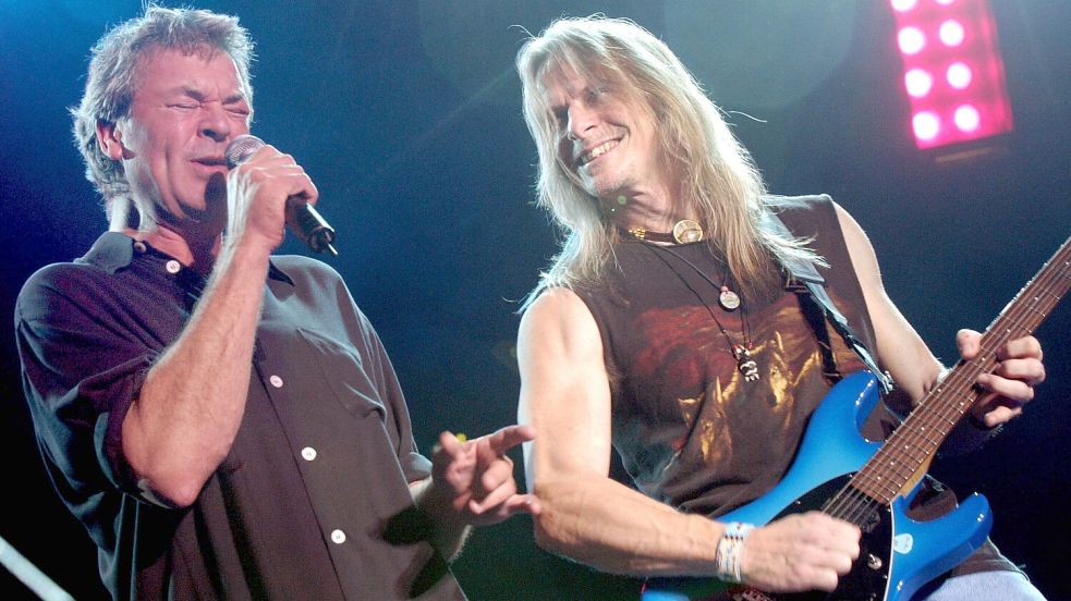 Deep Purple-Gitarrist Steve Morse (r) und Sänger Ian Gillan. Mit „Smoke on the Water“ schrieb die Rockgruppe eines der berühmtesten Gitarrenriffs der Rock-Geschichte. Foto: dpa/Zucchi Uwe